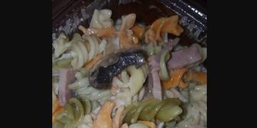 Es falso que el Gobierno porteño reparte fideos con gusanos en la Villa 31: tienen champiñones\u002E (Twitter)