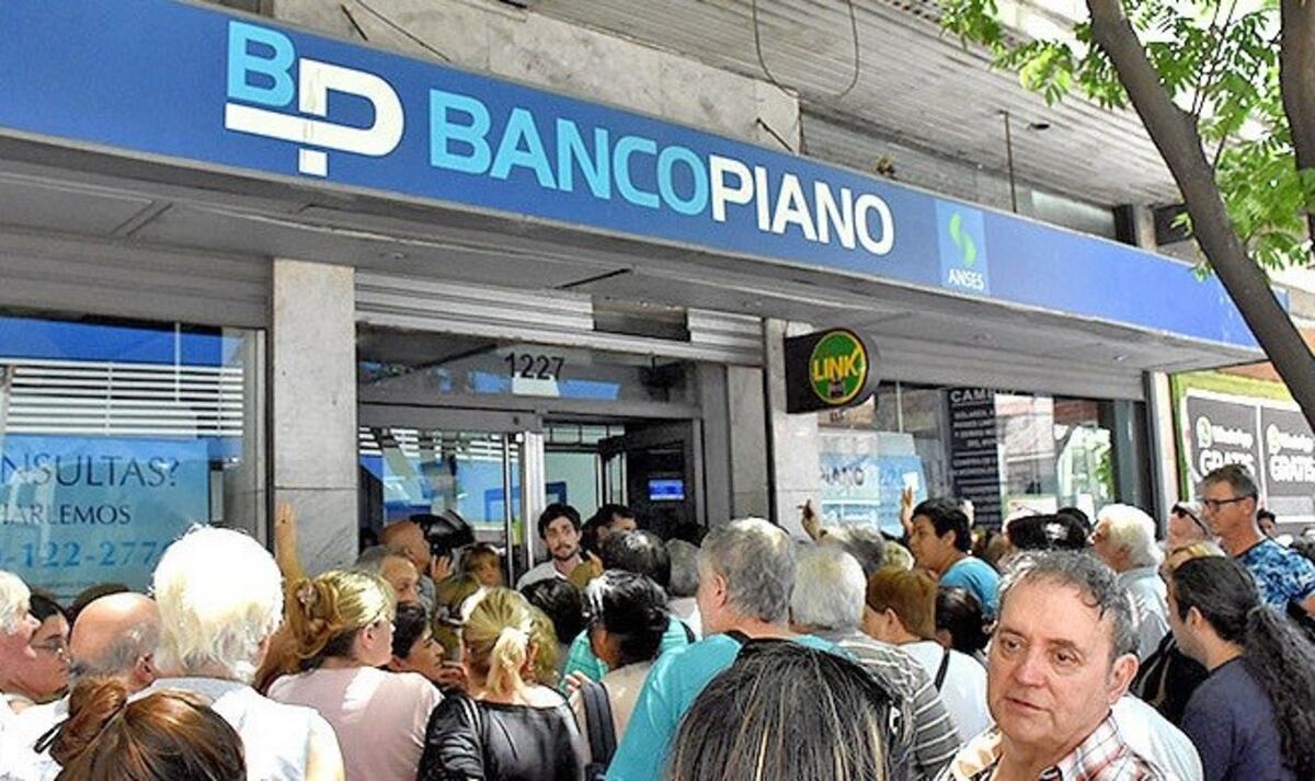 Colas en bancos de Rosario\u002E (Salvador Hamoui)