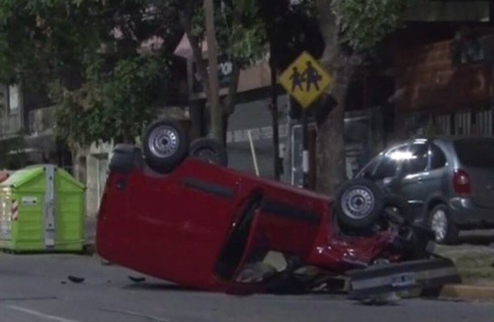 Un automovilista resultó herido tras un impactante vuelco en Mendoza y Circunvalación