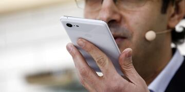 Behshad Behzadi, distinguished engineer for the Google Assistant, demonstrates voice recognition features on a smartphone at the Google Assistant Playground during the 2019 Consumer Electronics Show (CES) in Las Vegas, Nevada, U\u002ES\u002E, on Tuesday, Jan\u002E 8, 2019\u002E Dozens of companies will give presentations at the event, where attendance is expected to top 180,000, with the trade war between the U\u002ES\u002E and China as well as Apple's sales woes looming over the gathering\u002E Photographer: Patrick T\u002E Fallon/Bloomberg las vegas eeuu exposicion CES 2019 la mayor feria de tecnologia del mundo presentacion de la nueva tecnologia