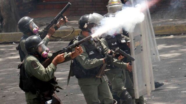 Policu00edas disparan gases lacrimu00f3genos a manifestantes el 10/04/2017 durante una protesta en Caracas, Venezuela. Mu00e1s de 200 personas resultaron heridas y 18 fueron detenidas luego de que la policu00eda disparara gases lacrimu00f3genos contra una manifestaciu00f3n oposi