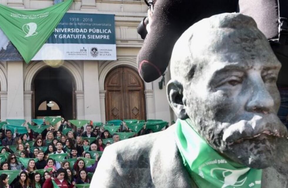 Alumnos platenses realizan un pañuelazo por la Educación Sexual