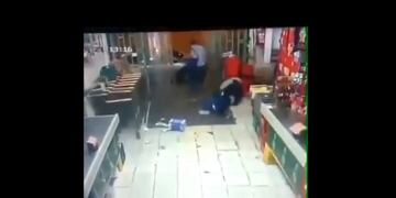 Impactante video de un comerciante chino disparando a un ladrón\u002E