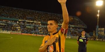 El Guille recibió un homenaje de parte de la dirigencia, pero el principal halago bajó de las tribunas del Gigante\u002E