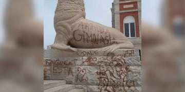 Un fanático del club platense escribió con un aerosol rojo \
