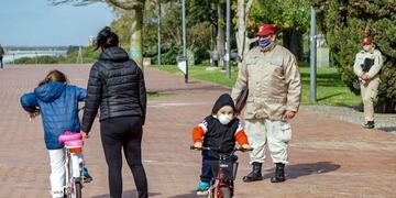 En la ciudad es obligatorio el uso de barbijo durante las caminatas recreativas\u002E (@carolabayru)