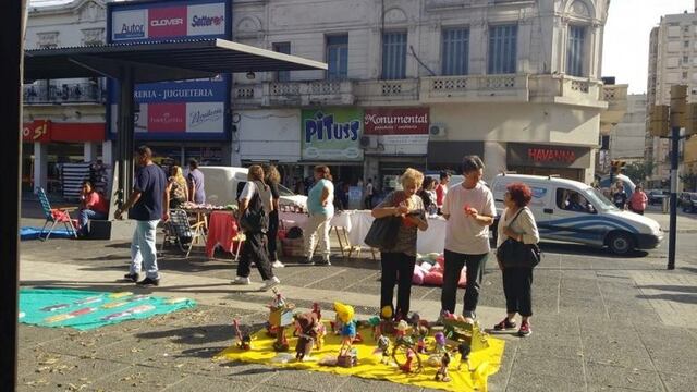 Los manteros y vendedores informales se trasladaron a la plaza Sarmiento durante el paro de trabajadores municipales de Rosario.