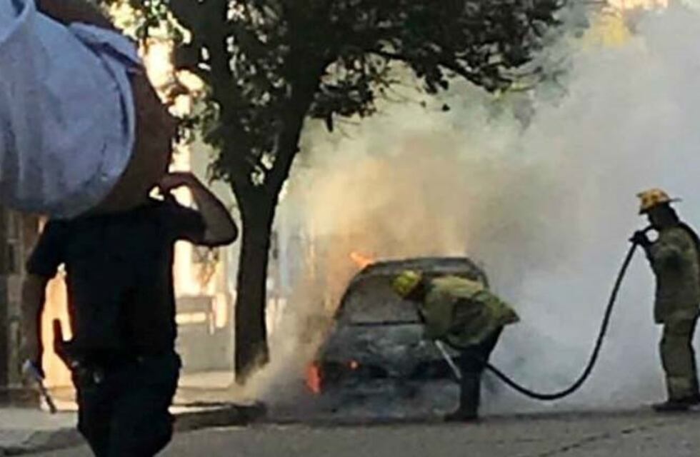 Ardió un auto en pleno centro y quedó totalmente destruido