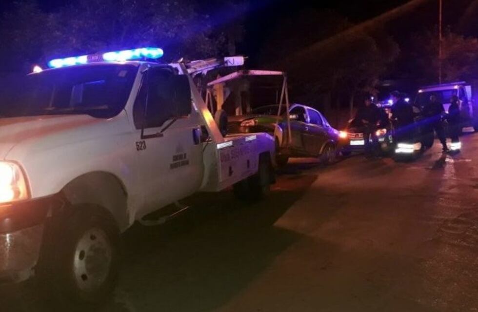 Un remisero alcoholizado chocó contra dos autos estacionados