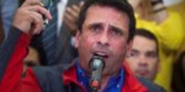 Henrique Capriles, opposition leader and governor of the State of Miranda, speaks during a news conference in Caracas, Venezuela, on Friday, Oct. 21, 2016. A nearly year-long push by Venezuela's opposition to gather support for a referendum recall against President hit a wall late Thursday after the National Electoral Council suspended the next phase of the process, cementing the ruling party's hold on power. Photographer: Wil Riera/Bloomberg caracas venezuela Henrique Capriles lider opositor al gobierno venezolano politico conferencia de prensa