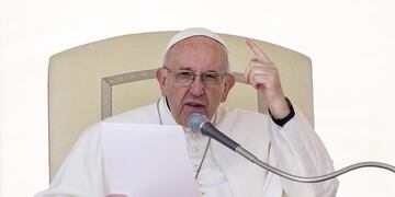 ELV08 EL VATICANO (ITALIA) 05/04/2017.- El papa Francisco en la plaza de San Pedro durante su audiencia general de los miu00e9rcoles en El Vaticano hoy, 5 de abril de 2017. EFE/Angelo Carconi