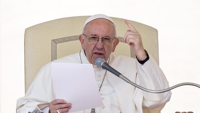 ELV08 EL VATICANO (ITALIA) 05/04/2017.- El papa Francisco en la plaza de San Pedro durante su audiencia general de los miu00e9rcoles en El Vaticano hoy, 5 de abril de 2017. EFE/Angelo Carconi
