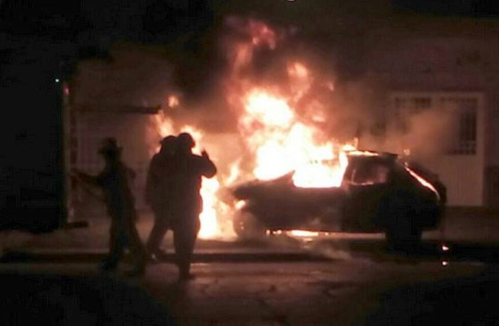 Incendio consumió un auto en Falcón y Morteo: los ocupantes resultaron ilesos