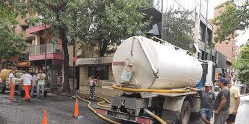 Un camión atmosférico debió desagotar las instalaciones del edificio\u002E