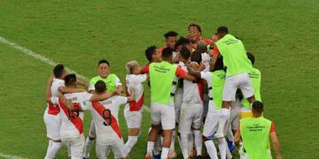 Peru's players celebrate after defeating Uruguay in the penalty shoot-out after tying 0-0 during their Copa America football tournament quarter-final match at the Fonte Nova Arena in Salvador, Brazil, on June 29, 2019\u002E (Photo by Luis ACOSTA / AFP)