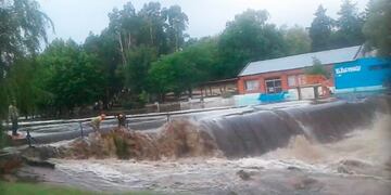 La creciente del río de Achiras, en el sur de la provincia de Córdoba\u002E (Puntal\u002Ecom)