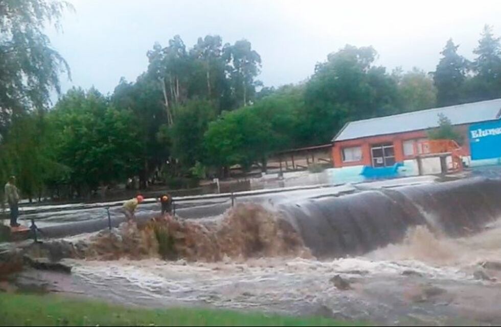 Achiras: impresionante creciente del río que atraviesa la localidad