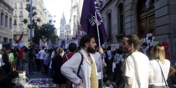 Marcha organizada por UTE contra el cierre de de grados en la escuelas publicas de la ciudad de Buenos Aires\r\nLos docentes porteños agrupados en Ademys realizan hoy un paro de 24 horas y se movilizan a la Legislatura porteña, en rechazo a la fusion de 96 grados que el gobierno  Foto: Juan DYN22, BUENOS AIRES 10/04/12, DOCENTES DE ADEMYS REALIZAN PROTESTA FRENTE A LA LEGISLATURA CONTRA LA FUSION DE GRADOS EN CIUDAD\u002EFOTO\u002EDYN/TONY GOMEZ\u002E\r\n buenos aires  educacion ciudad protestas por cierre de grados cursos escuelas capital federal cierre de cursos grados educacion protesta del gremio ute por cierre de grados