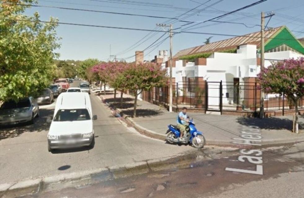 La policía sorprendió a dos motochorros que intentaban abrir autos estacionados