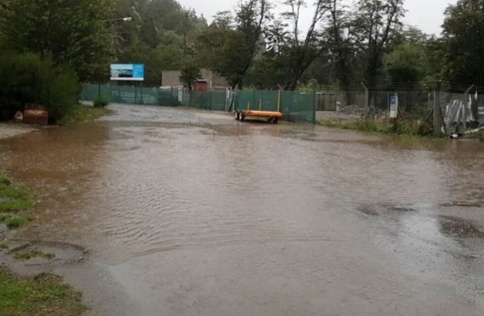 Villa La Angostura: los vecinos comenzaron a usar kayaks por las inundaciones