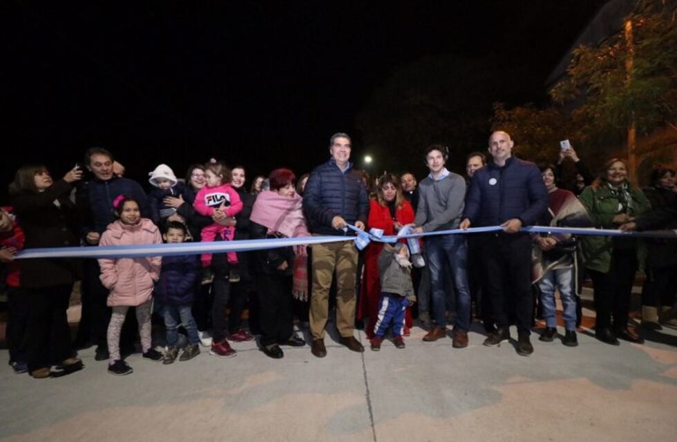 El pavimento urbano sigue creciendo: Capitanich habilitó otras nueve cuadras