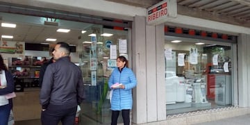 Protesta frente a Minicuotas Ribeiro en Rafaela (Vía Rafaela)