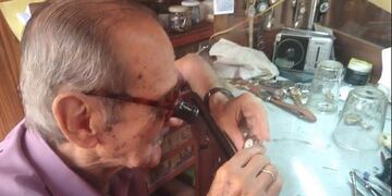 Don Aldo, arregló más de 38 mil relojes y sigue trabajando en su taller