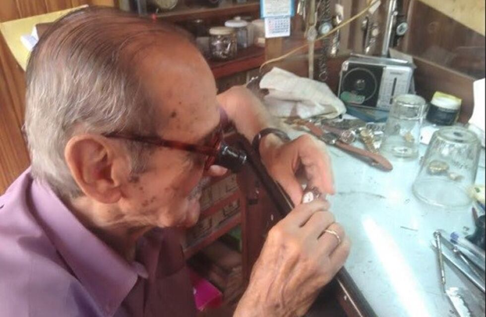 Don Aldo, el relojero artesanal que resiste al paso del tiempo