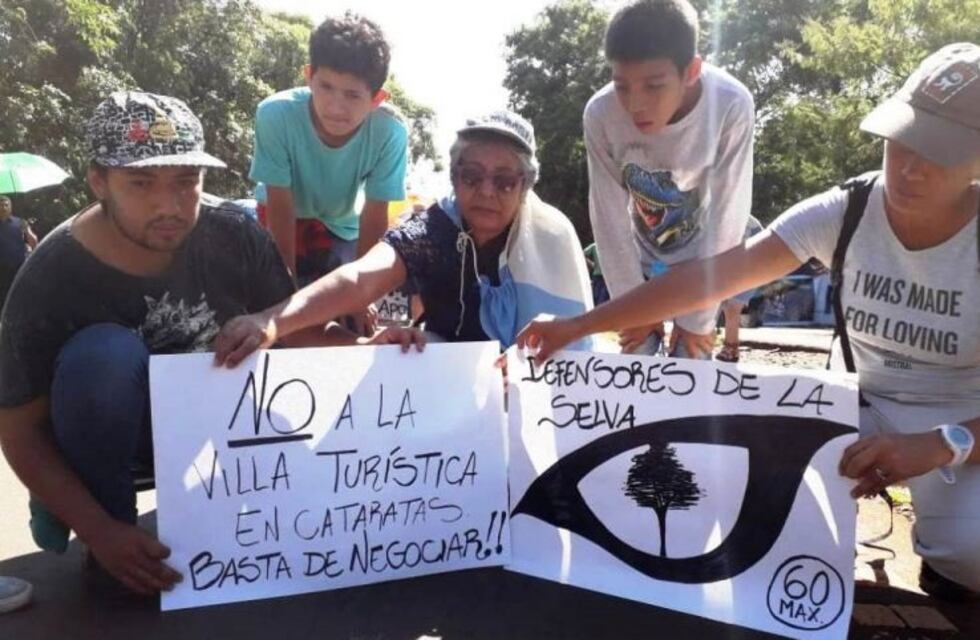 Continúa el corte en el acceso a Cataratas y los turistas se cruzan al lado brasileño