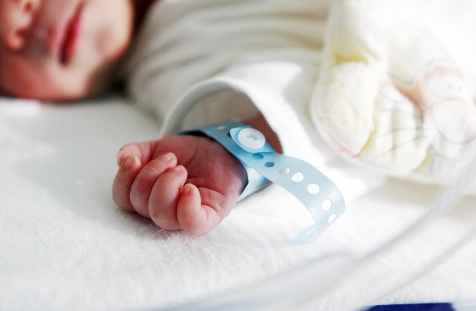 Adoptó un bebé abandonado en una terapia intensiva de Córdoba y se dio un milagro