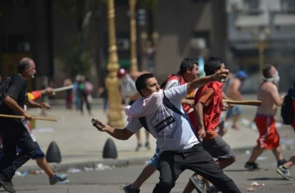 Separan a un policía por tirar piedras en la protesta frente al Congreso