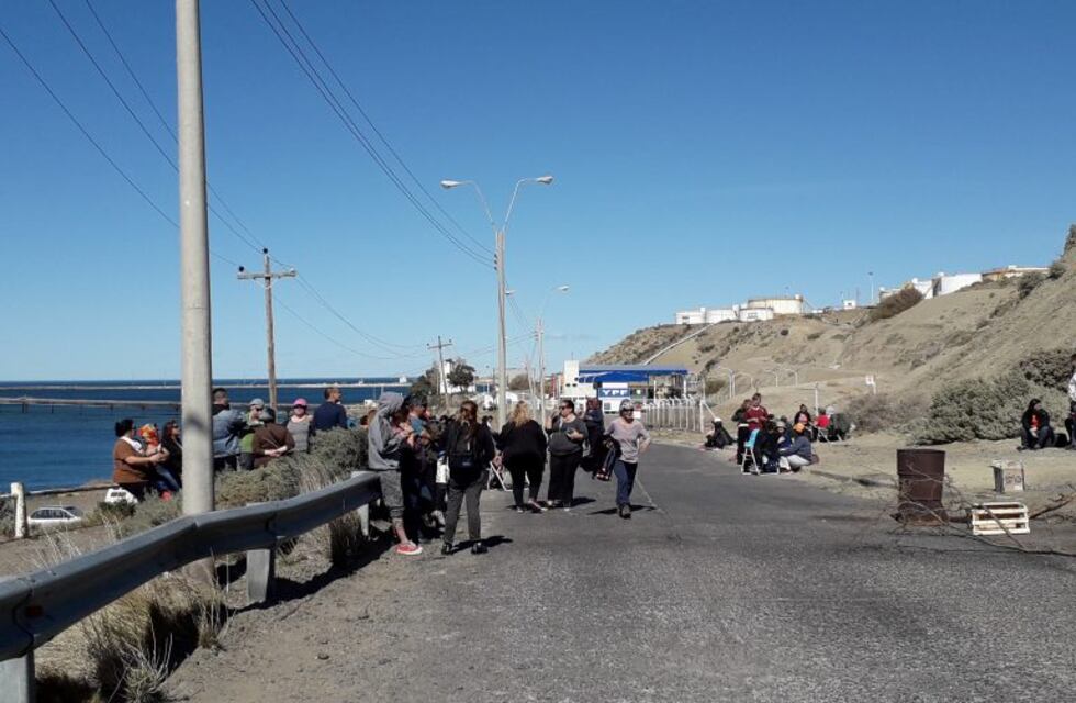 Los docentes recibieron la orden de desalojo del acceso a la Playa de Tanques