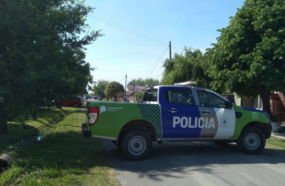 Se entregó el policía atrincherado en su casa de Los Hornos que amenazaba con dispararse