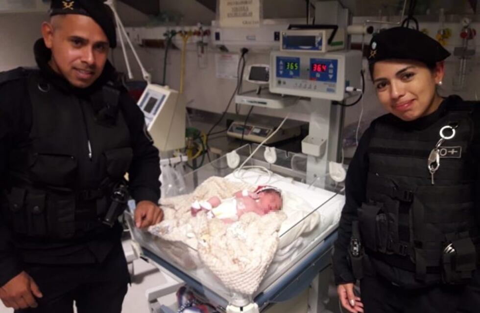 Dos suboficiales de policía ayudaron a parir a una mujer en su casa