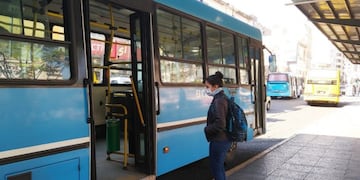 Los coches deben circular con ocupación limitada al 50% de su capacidad y es obligatorio el uso correcto de barbijo. (@movilidadros)