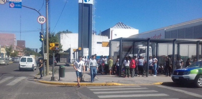 Organizaciones sociales se concentraron frente al Carrefour para pedir donaciones