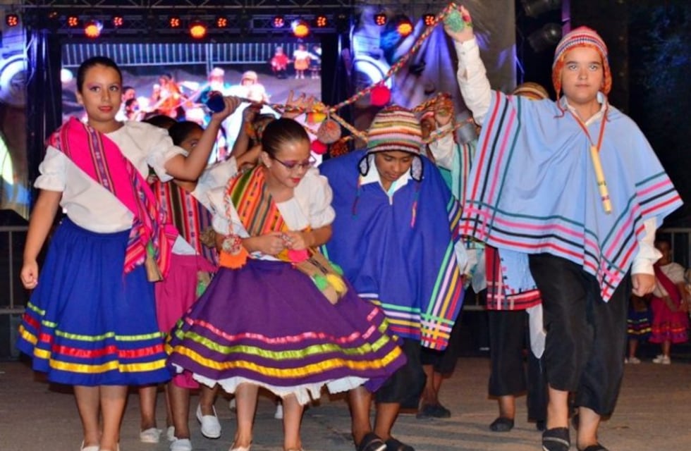 Avanza el proyecto de incorporar la educación sobre el folclore en las escuelas