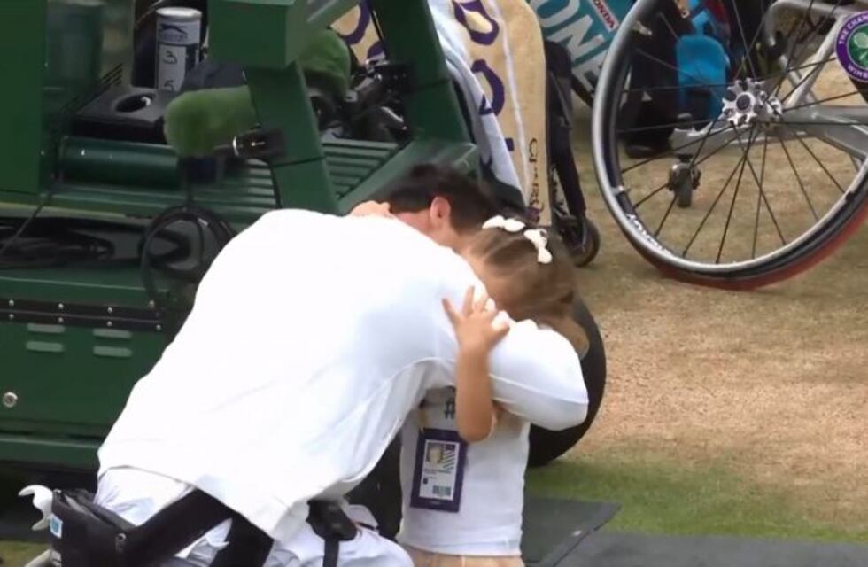 El tierno abrazo de Gustavo Fernández y su sobrina luego de ser campeón en Wimbledon