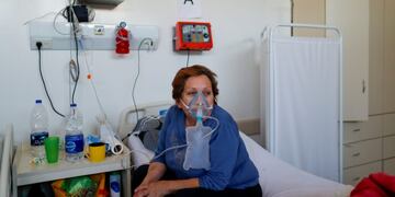 Olga Leguizamon, who is a coronavirus disease (COVID-19) patient, rests in her bed in an intensive care unit (ICU), at the Dr\u002E Alberto Antranik Eurnekian hospital, in Ezeiza, on the outskirts of Buenos Aires, Argentina August 21, 2020\u002E REUTERS/Agustin Marcarian casos del dia