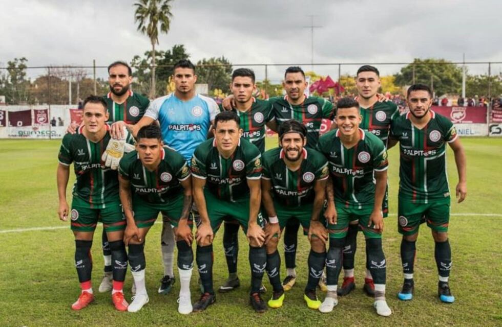 Los jugadores de San Jorge realizan una sentada de protesta por el arbitraje de Adrián Franklin