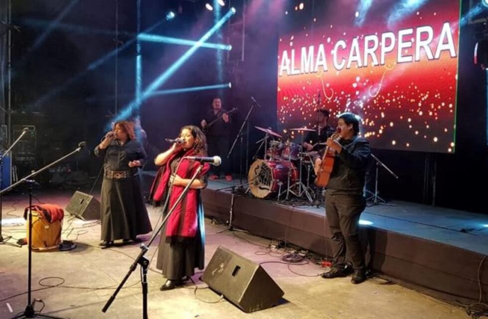 Esta noche se presenta Alma Carpera gratis en el Paseo de los Poetas