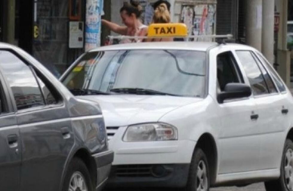 Tras el aumento del boleto, taxis y remises piden subir las tarifas