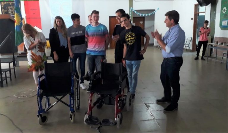 Alumnos de la Escuela Técnica reparan sillas de ruedas y camas ortopédicas