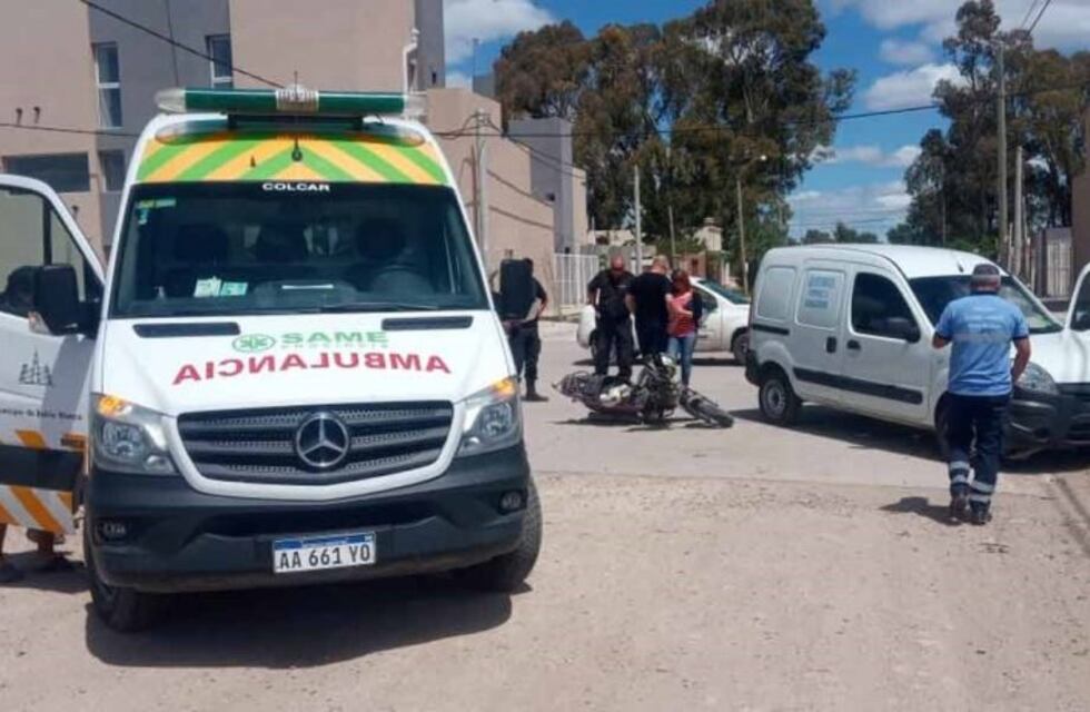 Fuerte choque entre una camioneta y una moto: una mujer herida