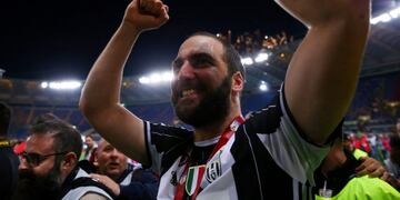 Football Soccer - Lazio v Juventus - Italian Cup Final - Olympic Stadium, Rome, Italy - 17/5/17Juventus’ Gonzalo Higuain celebrates winning the Italian Cup Final Reuters / Alessandro Bianchi italia roma Gonzalo Higuain futbol final de la copa Italia futbolistas partido lazio vs juventus festejo triunfo copa trofeo