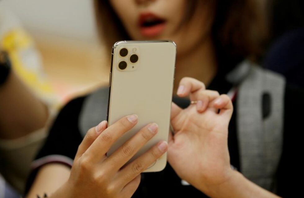 Una joven compró un Iphone 11 con 1400 dólares falsos y el estafado viralizó sus fotos