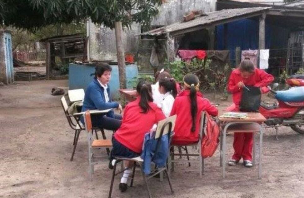 Alumnos paraguayos asisten a clase en Clorinda