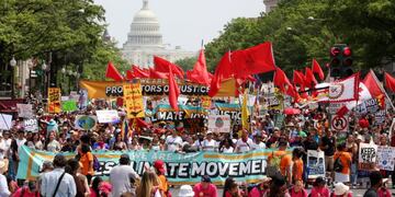 TKX01. Washington (United States), 29/04/2017.- Protesters march from the US Capitol to the White House in Washington, DC, USA, 29 April 2017. Thousands of demonstrators turned out for the u00ebPeoples Climate Marchu00ed which also marks the 100th day in office for US President Donald J. Trump. (Protestas, Estados Unidos) EFE/EPA/TASOS KATOPODIS