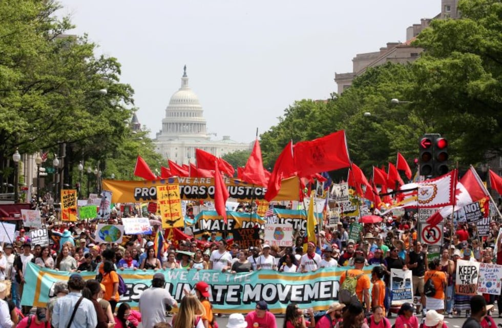 Una multitud marchó en Washington contra las políticas climáticas de Donald Trump