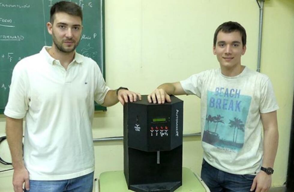 Estudiantes crearon la máquina que prepara el fernet con coca "perfecto"